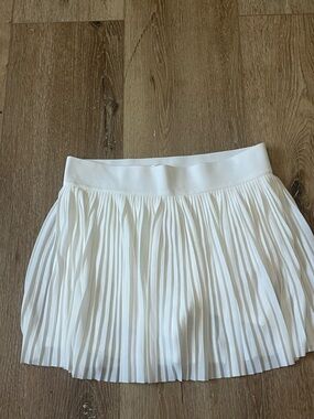 🔥 QUICK SALE – White Pleated Skort (Like New!) 🔥